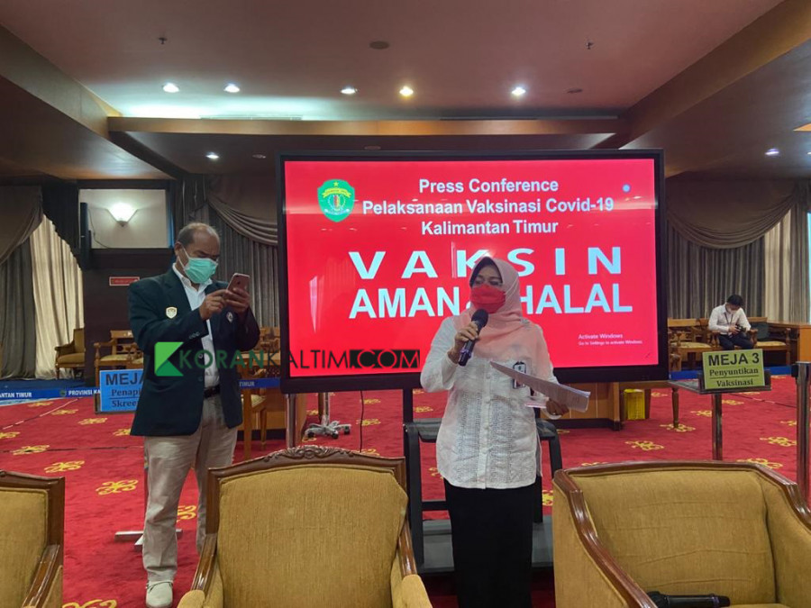 Kepala Dinkes Kaltim, Padilah Mante Runa (kanan) saat menjelaskan prosedur vaksinasi Covid-19 (Foto: Permata/korankaltim)
