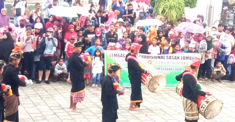 Salah satu pertunjukan dari paguyuban lombok, dalam ajang kirab budaya internasional