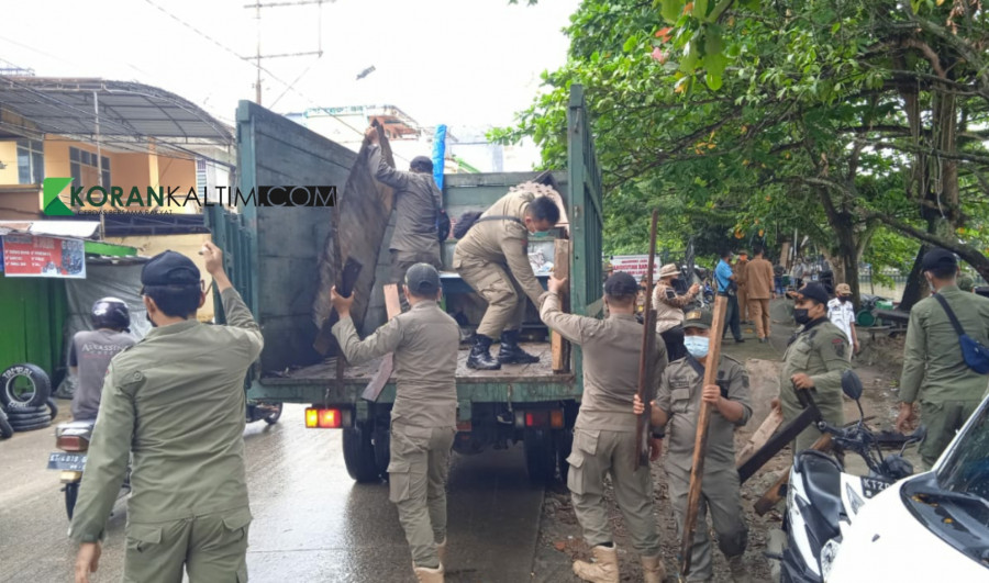 Sejumlah personel yang mengangkut perabotan PKL pada Jalan Pesut (Foto: Claudius Vico/Korankaltim.com)