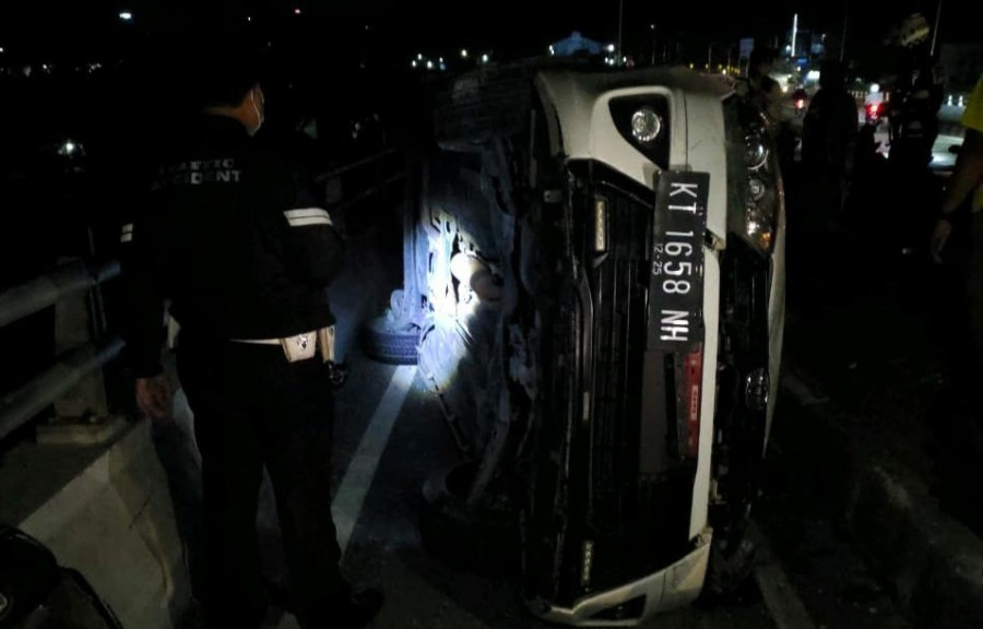 Mobil yang Toyota Yaris yang masuk ke jalur motor dan mengenai pengendara motor Sabtu (5/12/2020) tadi malam di Jembatan Kembar. (Foto: Istimewa)