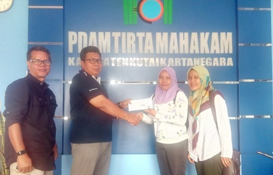 Dirut Suparno didampingi Kasubag Humas Alfianur menyerahkan bantuan hadiah ke manajemen Koran Kaltim (Foto: Heriansyah/korankaltimcom)