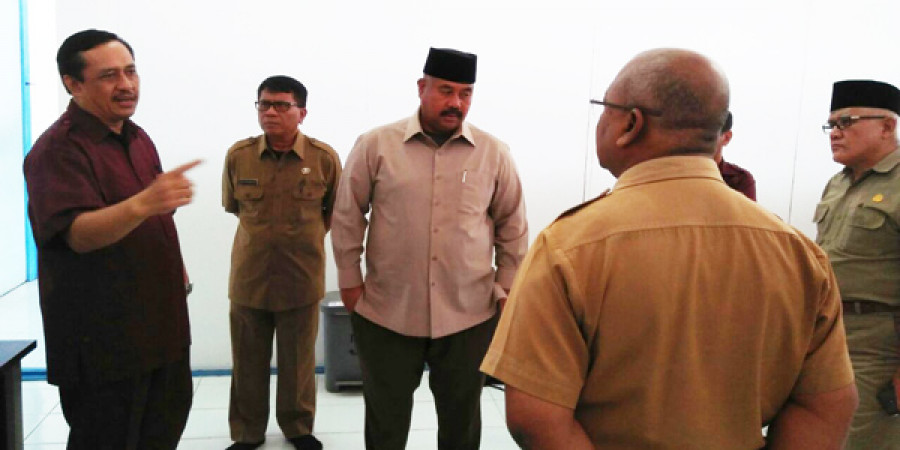 Plt Bupati Kukar Edi Damansyah meninjau UNBK di SMK Farmasi Tenggarong, Senin (2/4). (rian/korankaltim.com)