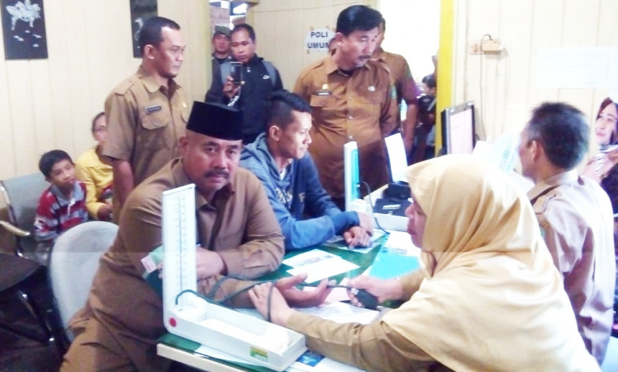 Bupati Kukar menyempatkan medical check up guna mengetahui tekanan darah di sela-sela sidak di hari pertama masuk kerja di Puskesmas Loa Ipuh ( Foto: Heriansyah / korankaltimcom)