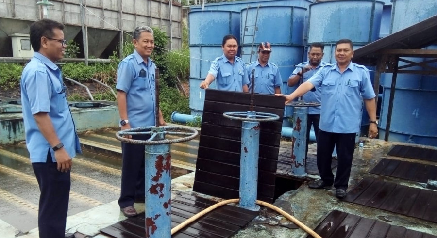 (Dari kiri) Kasubag Humas Alfianur dan Kepala Cabang Tenggarong Syofiansyah Beserta jajaran mengecek WTP I Sukarame persiapan kegiatan pengurasan pada Senin depan ( istimewa )