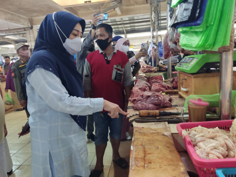 Bupati Berau, Sri Juniarsih melakukan sidak untuk memastikan kebutuhan masyarakat tercukupi (Rama/KoranKaltim.com)