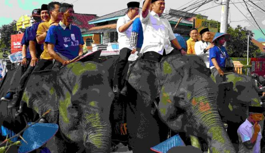 Mustafa dan Ahmad Jajuli mendatangi kantor KPU Lampung menaiki gajah.