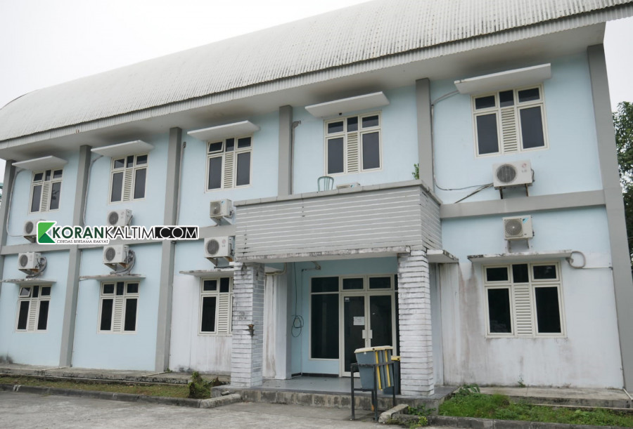 Gedung Wisma Atlet ini sedianya bakal dijadikan lokasi isolasi terpadu. Namun dibatalkan dan Pemkot Balikpapan berupaya meminjam Asrama Haji di Batakan. (Foto: Hendra/Korankaltim.com)
