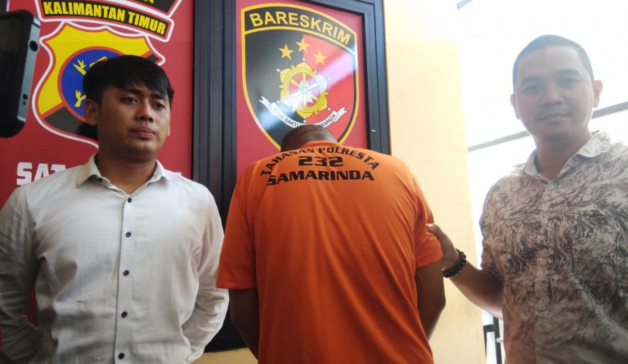 AP (22) yang diamankan jajaran Reskrim Polresta Samarinda usai kepergok mengambil video seorang mahasiswi di kos-kosan. ( Foto: Nancy/korankaltimcom)