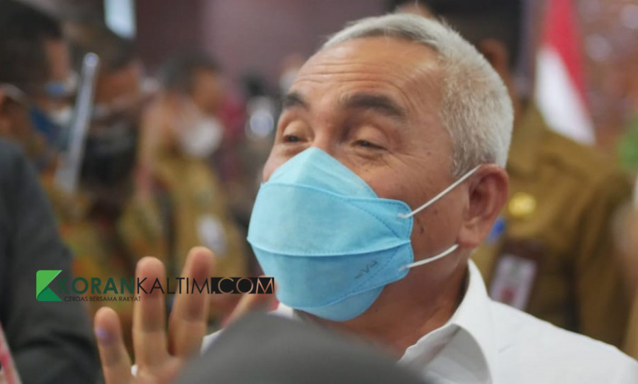 Gubernur Kaltim, Isran Noor saat menjawab pertanyaan awak media (Foto: Permata/korankaltim.com)