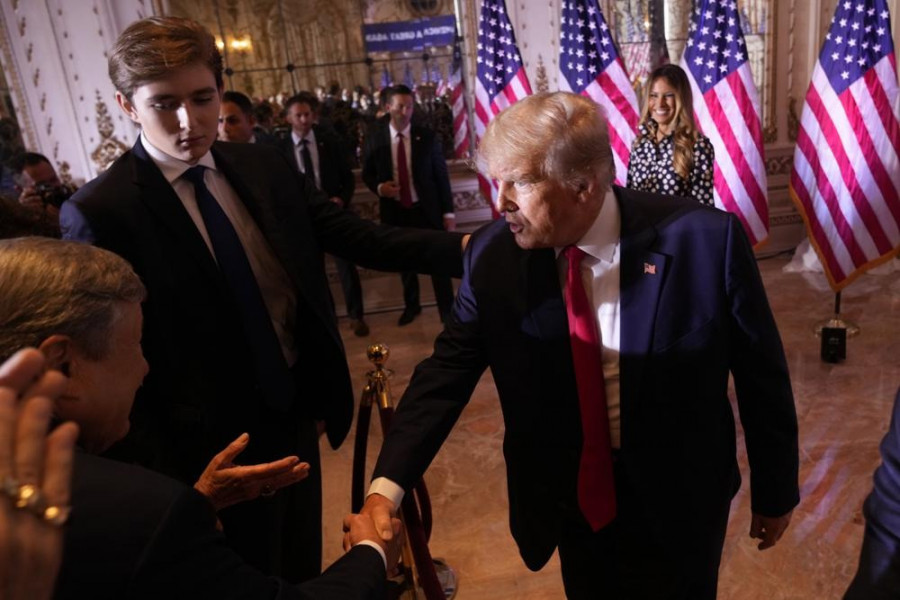 Mantan Presiden Donald Trump (kanan) menyapa beberapa orang setelah mengumumkan dirinya mencalonkan diri sebagai presiden untuk ketiga kalinya saat dia berbicara di Mar-a-Lago di Palm Beach didampingi putranya Baron Trum. (Foto AP/Andrew Harnik)