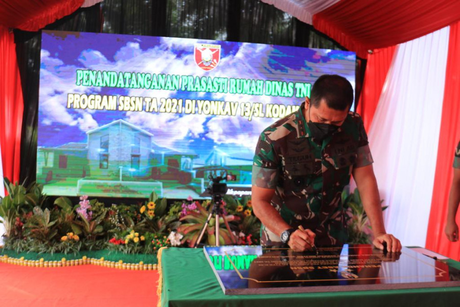 Pangdam VI/Mlw saat menandatangani prasasti menandai peresmian rumah dinas TNI AD. (Foto: Pendam VI/Mlw)