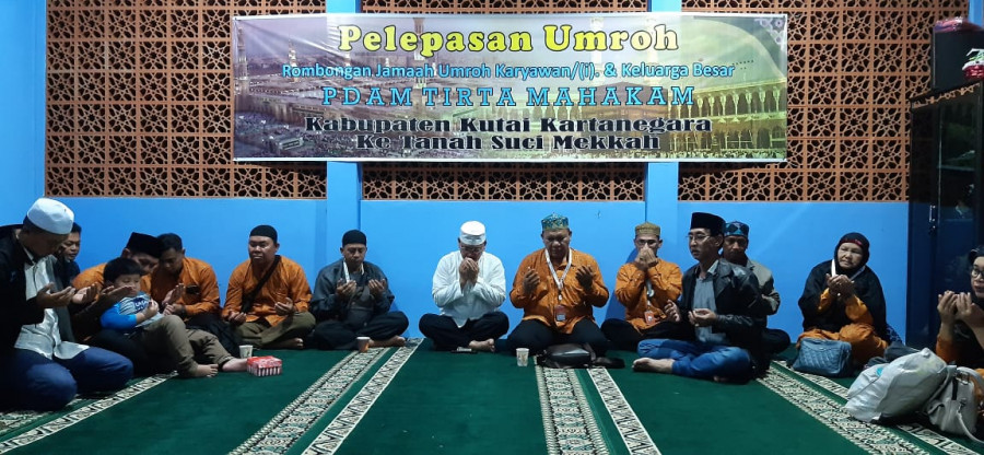 Doa bersama jajaran manajemen karyawan PDAM Tirta Mahakam dan rombongan karyawan yang tahun ini mendapat giliran berangkat Umroh (Foto: Heriansyah/korankaltimcom))