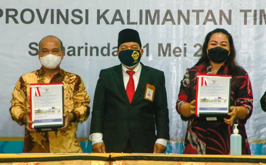 Wabup Mahulu (kiri) didampingi Ketua DPRD Mahulu (kanan) menerima hasil pemeriksaan LKPD dengan predikat WTP (foto: Pemkab Mahulu/Istimewa)