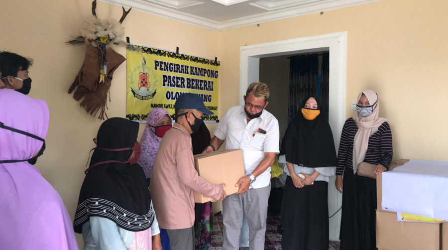 Ketua Pengirak Paser Bekerai Olong Pinang Nasri saat menyerahkan bantuan kepada warga. (Foto: Istimewa/KoranKaltim.Com)