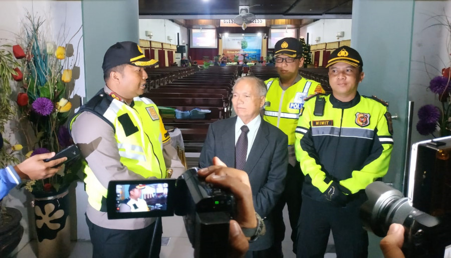 Kapolres Kukar, AKBP Andrias saat berbincang dengan Pendeta GKII Tenggarong, Elly Djuk dalam rangka pengamanan natal
