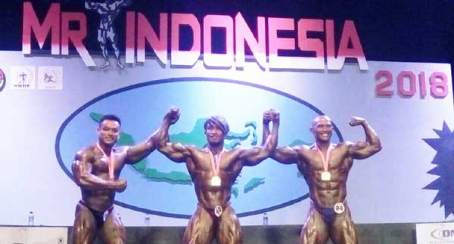 DIANDALKAN: Hanya Sujarwanto (tengah) yang tetap bisa juara kendati pindah kelas saat mengikuti kejurnas di Jakarta lalu. (ist)