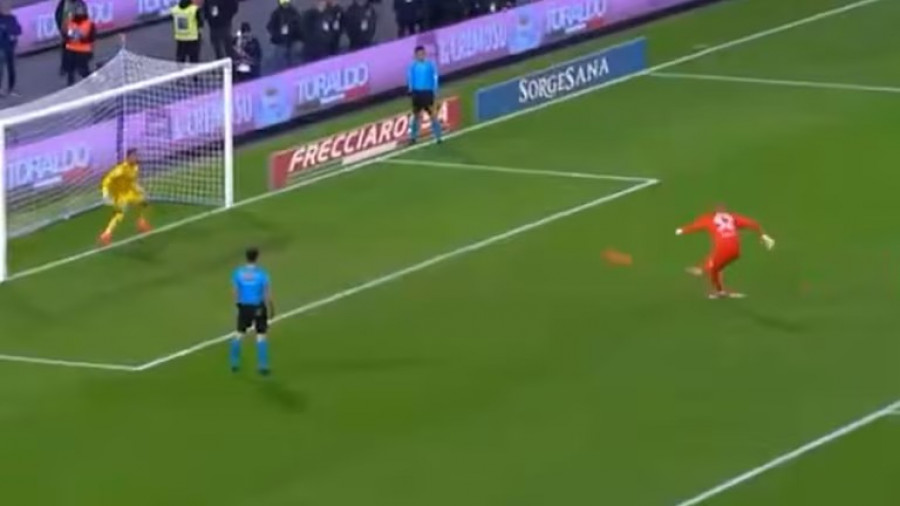 Tendangan penalti kiper Napoli Vanja Milinković-Savić ke gawang Cagliari yang sangat kuat membuat bola bahkan nyaris tak terlihat. (reuters)