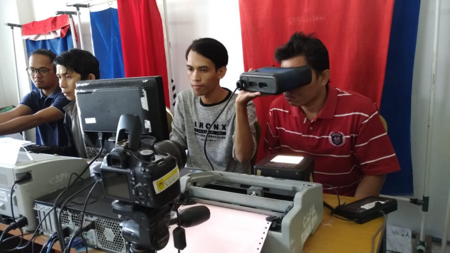 Petugas Disdukcapil merekam data warga yang membuat KTP Elektronik agar tidak terkena pembekuan. (Hendra/KoranKaltim)
