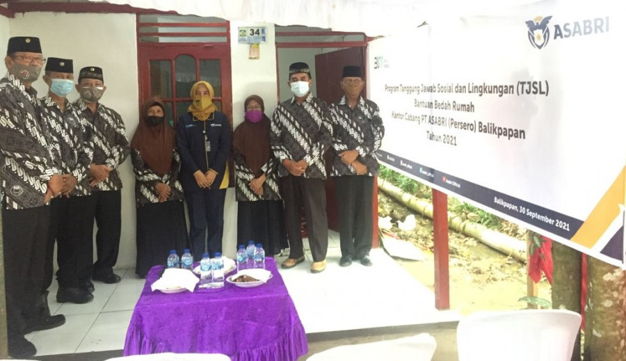Kepala Kantor Cabang PT ASABRI (Persero) Balikpapan Winarti, SE (tengah berhijab,Red) saat meresmikan program bedah rumah PT ASABRI (Persero) Balikpapan (Foto: Istimewa)