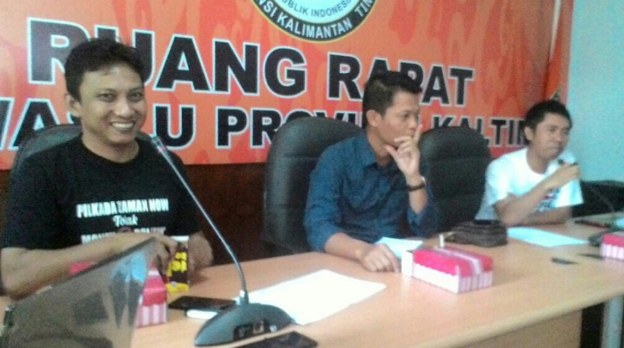 Komisioner Bawaslu Kaltim saat memberikan keterangan pers, Minggu (25/2).(Foto : Sabri/korankaltim.com)