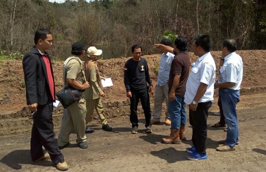 Petugas BLH Kaltim dan Kepolisian Sektor Loa Kulu meninjau lokasi dugaan pencemaran limbah yang diduga diakibatkan aktivitas pembukaan lahan PT MHU. (VIAN/KORANKALTIM.COM)