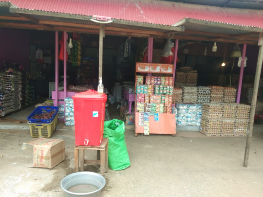 Meski harga tetap stabil, daya beli masyarakat masih belum meningkat. Para pedagang pun tetap terapkan protokol kesehatan di tempat berjualan selama kondisi pandemi. (handayan/korankaltim.com)