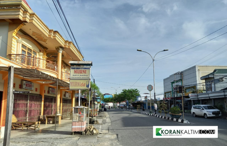 Suasana Jalan Sultan Hasanudin tampak semua ruko dan warung makanan tutup. (Foto: Cholisoh/korankaltimcom)