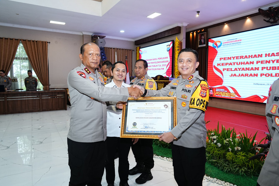 Kapolres Berau, AKBP Steyven Jonly Manopo, menerima penghargaan dari perwakilan Ombudsman RI untuk Polres Berau. (Humas Polres Berau)