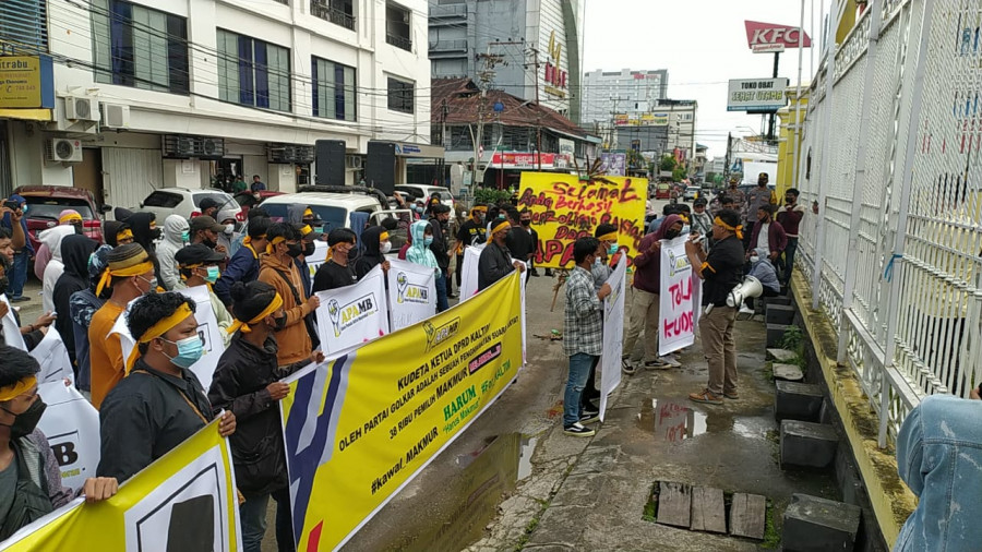 Puluhan aksi massa dari APAMB menuntut DPD Partai Golkar untuk membatalkan pergantian Makmur HAPK sebagai Ketua DPRD Kaltim (permata/kk)