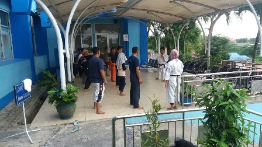 LATIHAN: Sejumlah karyawan PDAM Tirta Kencana Samarinda mengikuti latihan kempo dan rencananya akan ditampilkan pada olahraga senam di halaman parkir PDAM.