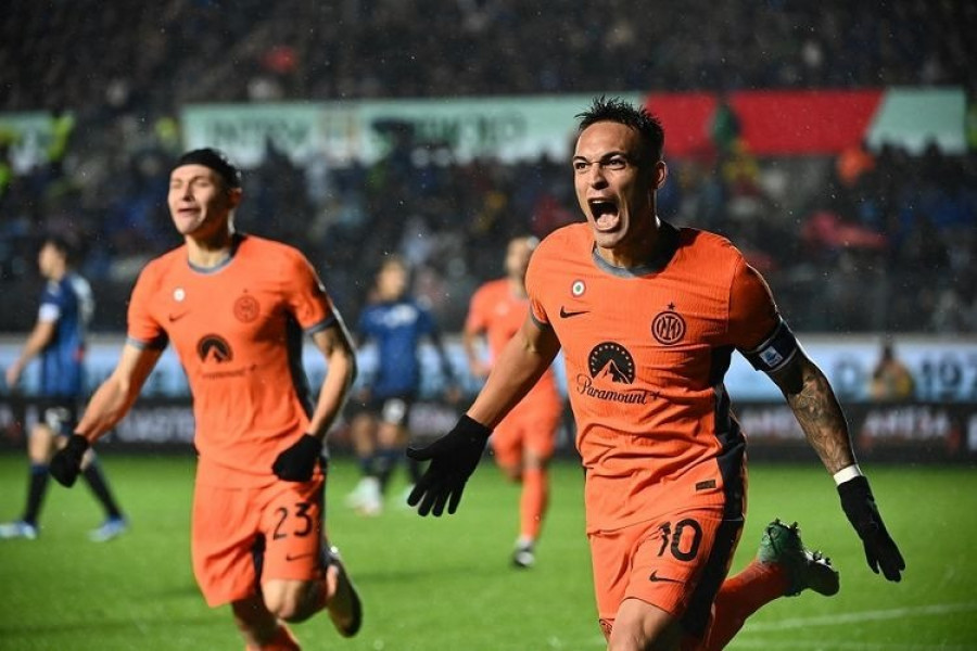 Penyerang Inter Milan Lautaro Martinez melakukan selebrasi setelah mencetak gol pertama tim pada pertandingan sepak bola Serie A Italia antara Atalanta vs Inter Milan di Stadion Gewiss di Bergamo pada 4 November 2023.(AFP)