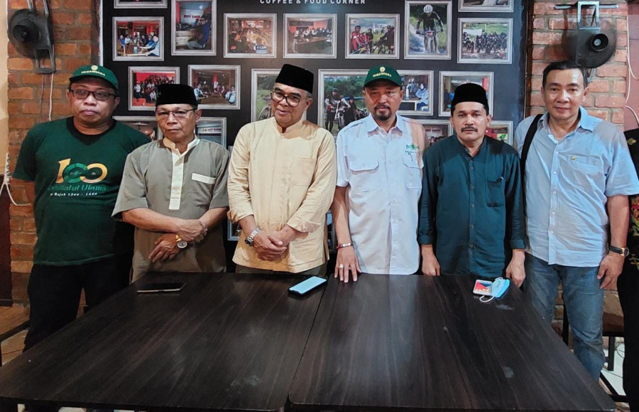 Ketua Panitia Konferwil 10 NU, Prof Masjaya (dua kiri) didampingi Ketua PWNU Kaltim, HM Fauzi A Bahtar, Sekretaris PWNU Abubakar Madani, Bendahara PWNU Argerita Barito, Wakil Rais syuriyah PWNU Kaltim KH Azhar Qowwim, Senin (19/6/2023). (Foto: David Purba