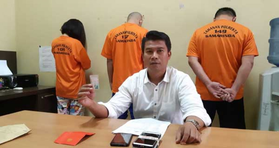 Kanit Sidik Sat Resnarkoba Polresta Samarinda, Iptu Teguh Wibowo menunjukkan barang bukti ineks serta tiga orang yang ditangkap polisi dan saat ini diamankan untuk menjalani pemeriksaan. ( sardiman / korankaltim.com )