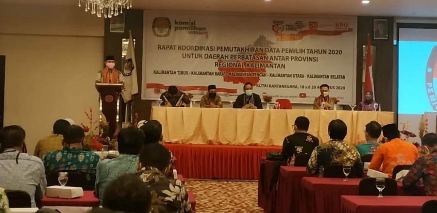 Komisioner KPU RI, Viryan Aziz saat membuka rakor pemutakhiran data pemilih untuk regional Kalimantan. (Foto: Sabri/korankaltim.com)