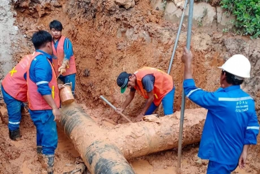 Proses perbaikan Jaringan Distribusi Utama (JDU) Pipa diameter 400 mm yang berlokasi di Reservoar. (Foto: Istimewa)