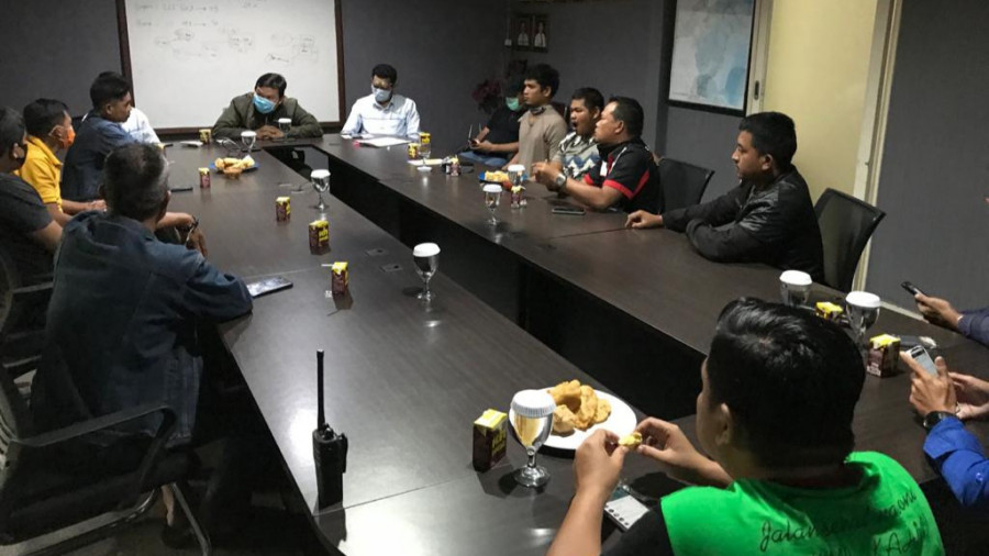 Suasana pertemuan di ruang pertemuan PLN Berau. (foto file : indra)