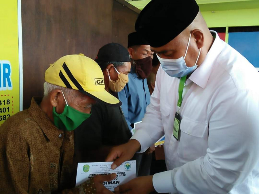 Edi Damansyah saat menyerahkan BLT DD tahap III kepada warga Loa Duri Ilir. (Foto:IST)