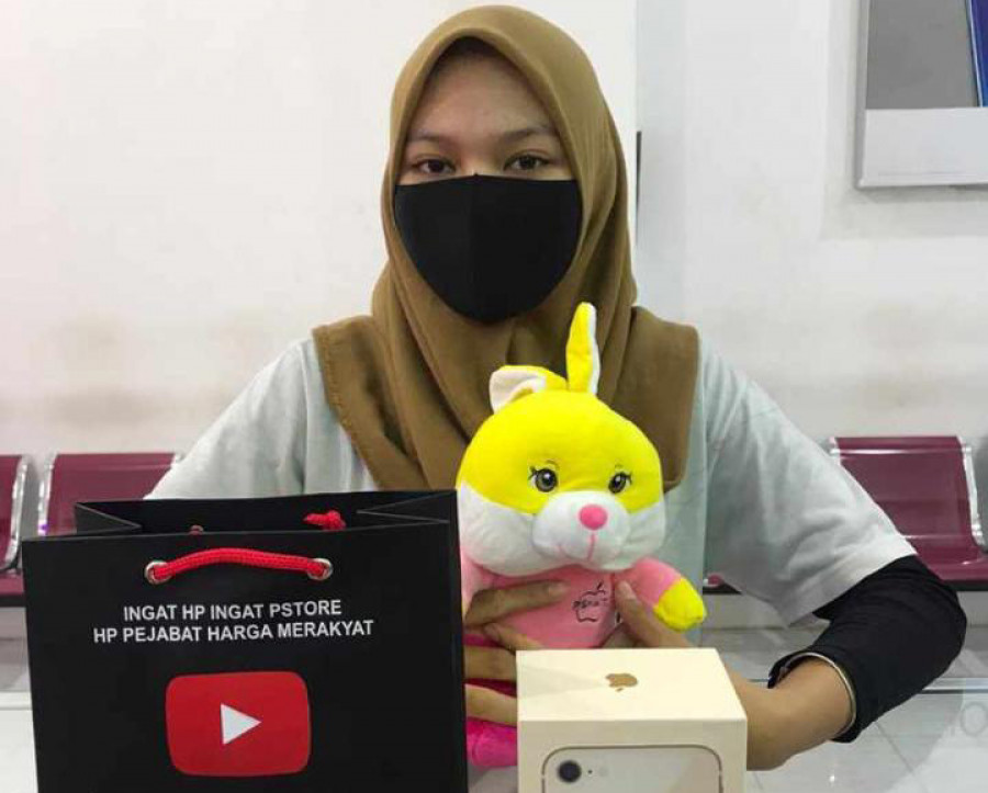 Salah satu Customer dari PS Store Cabang Samarinda, yang berfikir cermat dan bertindak cerdas. (Foto: Istimewa/Indra Fanko)