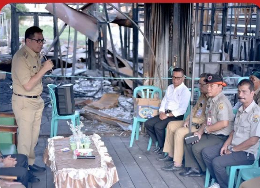 Wali Kota Samarinda, Andi Harun menyapa warga korban kebakaran. (Foto: Dok.Diskominfo Kaltim)