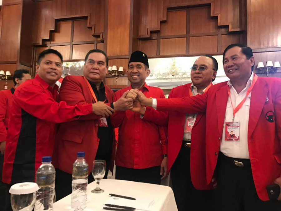 Ketua DPD PDIP Kaltim Safaruddin (tengah) bersalam komando bersama Ismail Thomas (kanan) dan FX Yapan kiri) (Yudi hadi)