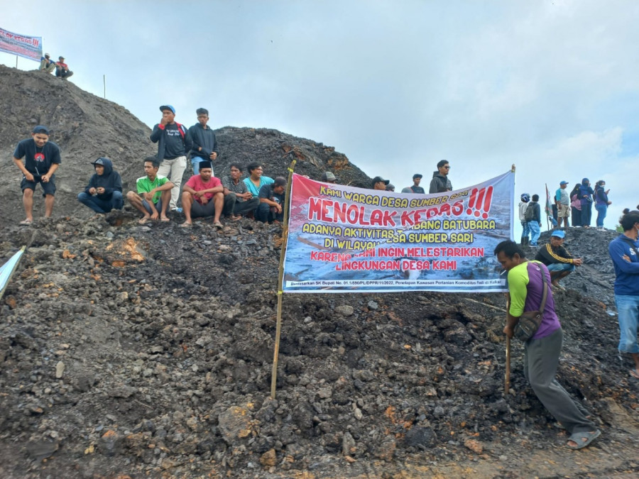 Aksi masyarakat menolak tambang batu bara di Desa Sumber Sari, Loa Kulu. (heri/korankaltim.com)