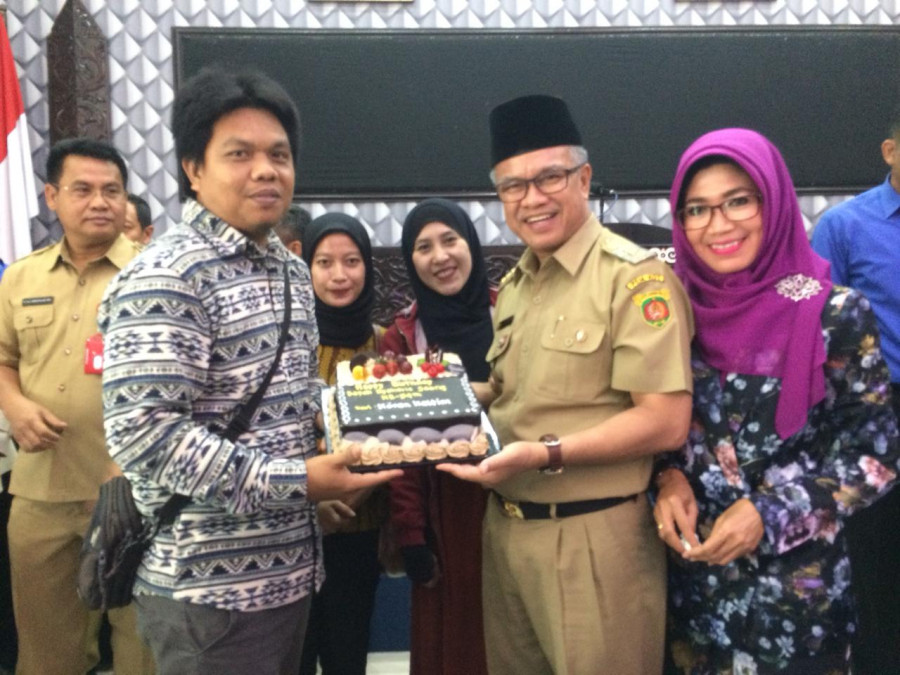 Manajemen Koran Kaltim dan Korankaltim.com diwakili Redaktur Pelaksana Firman Hidayat (kiri) menyerahkan kue ulang tahun kepada Syaharie Jaang pagi tadi.