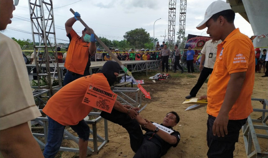 Tersangka Didi Harto (24) saat melakukan pra rekonstruksi, saat dirinya melakukan penikaman terhadap korban. (Foto: Nancy/korankaltimcon