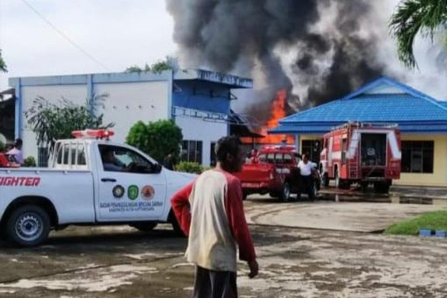 Pemadam kebakaran saat memadamkan kobaran api, di Gg Tusuk Sate, Desa Sepakat, di Loa Kulu. (Foto:ist)