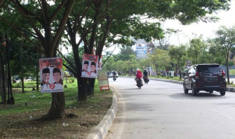 Disperkim Samarinda Keluhkan Pemasangan APK Dipaku ke Pohon