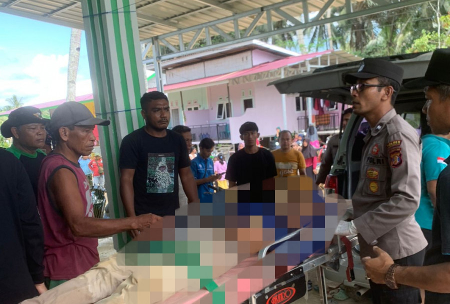 Jenazah AA dievakuasi usai ditemukan tergantung di belakang pintu kamar mandi, Minggu (4/6) pagi. (istimewa)