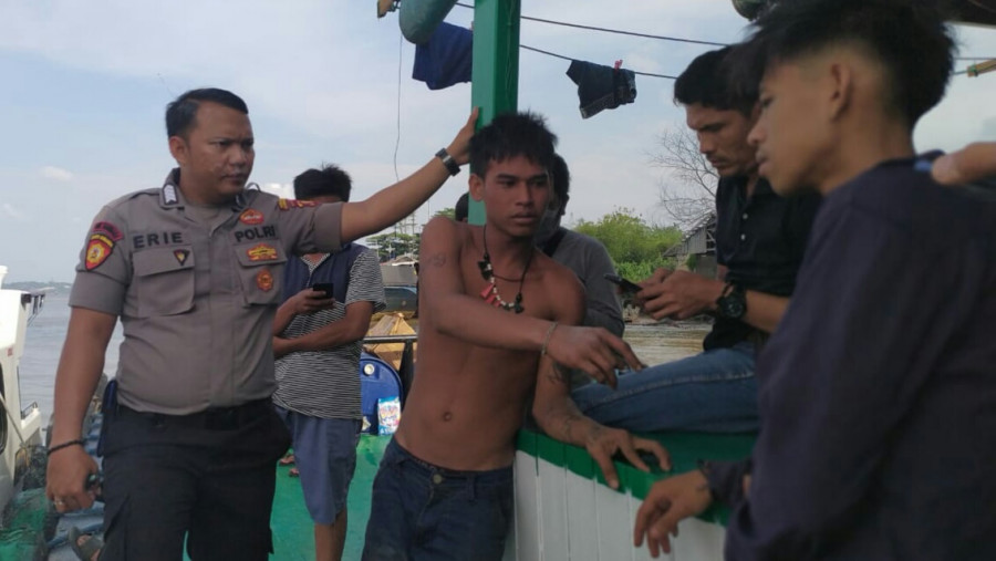 Rosul (tengah), teman korban memberikan keterangan kepada pihak Polsek Kawasan Pelabuhan. (Nancy/KoranKaltim.Com)