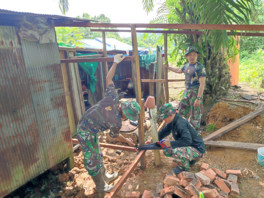 Satgas TMMD ke 121 Kodim 0904/Psr saat melakukan pembongkaran pada MCK milik Zainal. (Istimewa).