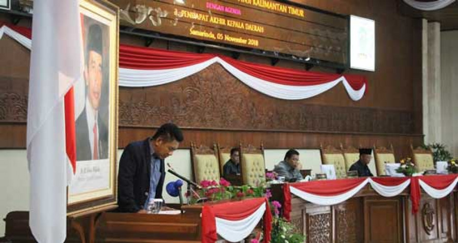 Ketua Pansus Muspandi saat menyampaikan laporan akhir Pansus tentang Pajak dalam Rapat Paripurna ke-32 DPRD Kaltim yang dipimpin oleh Wakil Ketua DPRD Kaltim M Samsun, Senin (5/11) di Gedung Utama DPRD Kaltim