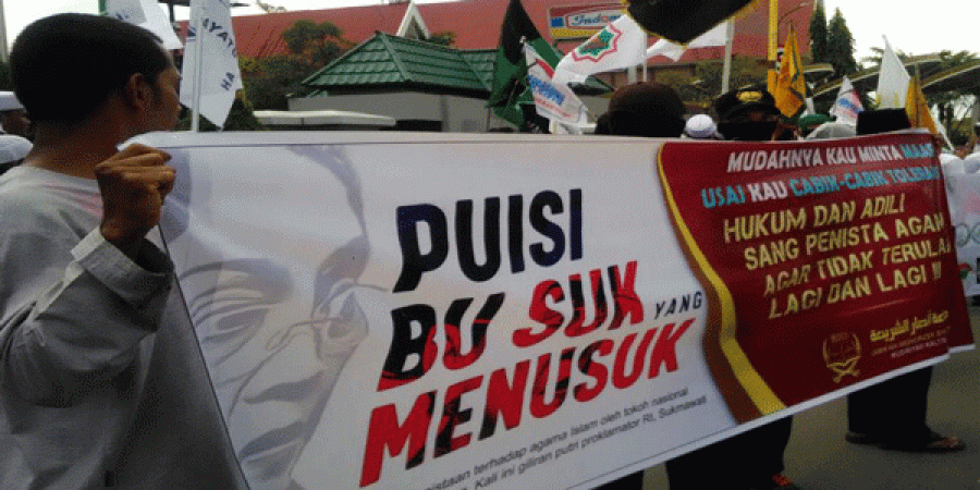 Massa dari Aliansi Umat Islam (AUI) saat mengelar aksi damai, didepan Kantor Gubernur Kaltim Senin (9/4) siang. Foto : RUSDI/KORANKALTIM.COM